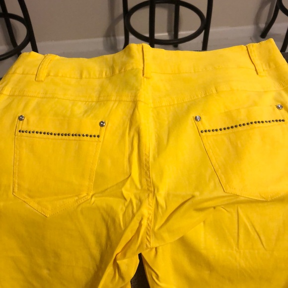 Female shorts - Picture 6 of 9